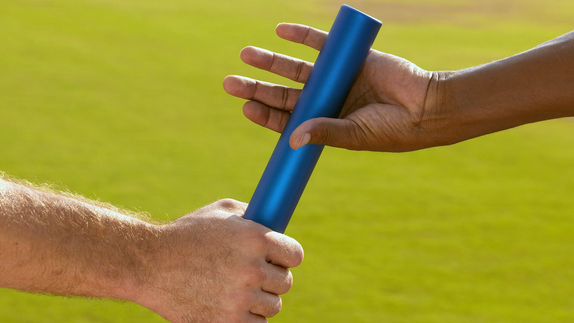 _运动员在赛场边的温暖瞬间感动人心_，运动员在赛场上的作文